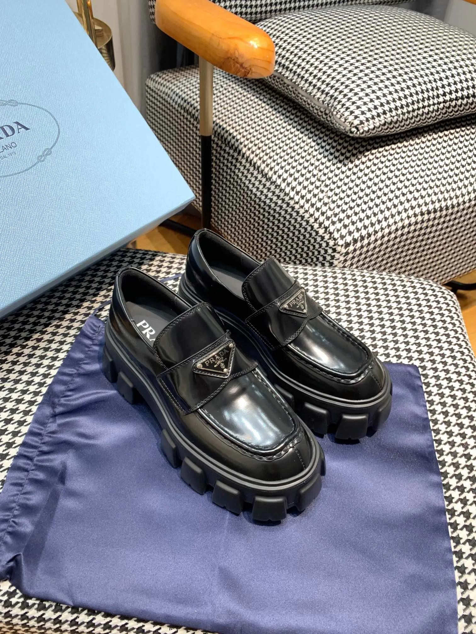 👟👟Ex-factory price 480👟👟 ss23 Prada 👟👟 💥The T-stage catwalk model "Dream Never Sleeps" can be used on important occasions. It has an aristocratic feel and is perfect on the feet💃💃The entire series is full of exciting and unexpected combinations of elements, with a strong artistic flavor, allowing you to appreciate the ever-changing style of Prada girls. 1⃣ Upper: cowhide with open edge beads/patent leather 2⃣ Lining: imported sheepskin 3⃣ Outsole: lightweight foam outsole Size 35M-40M
